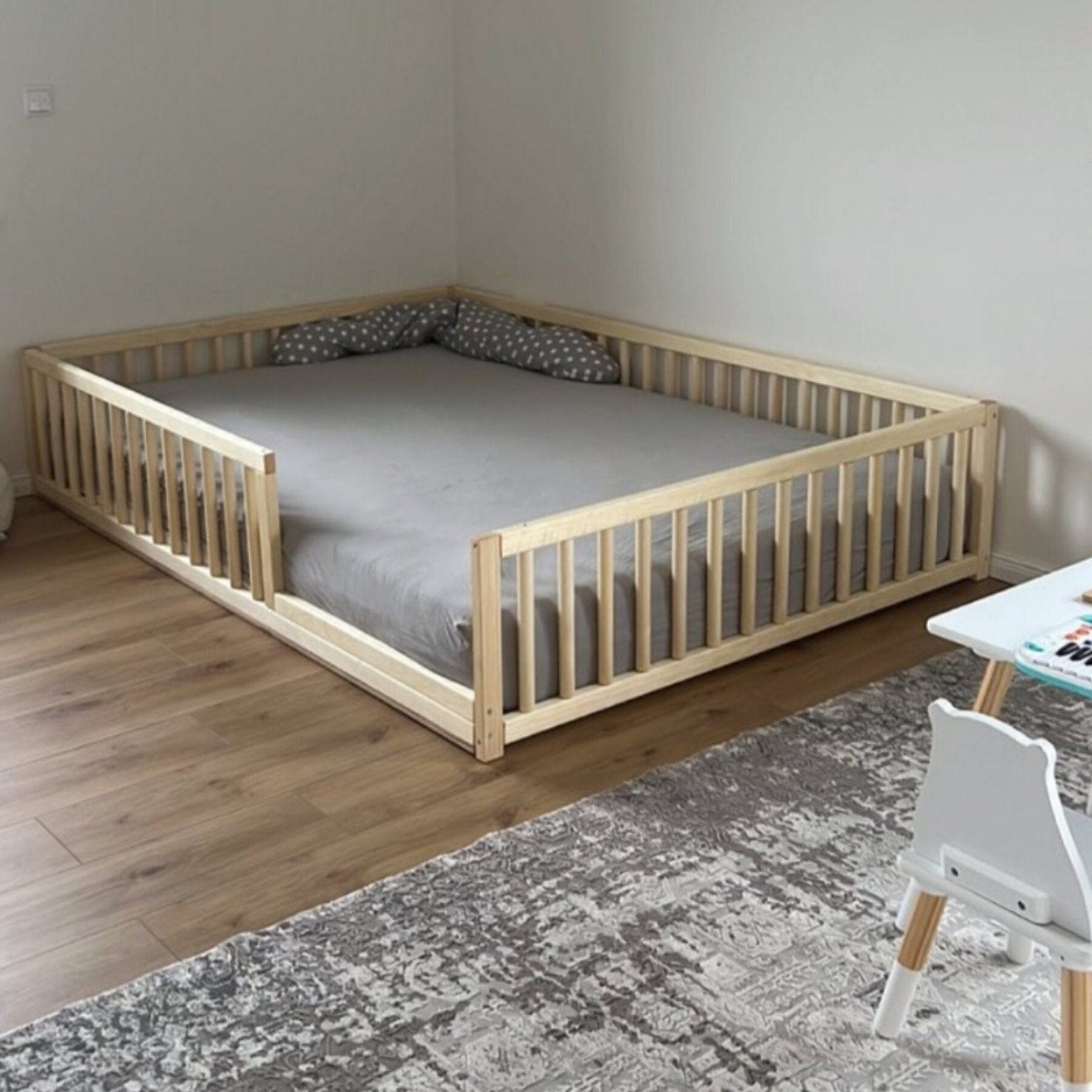 Bodenbett Kinderbett Babybett - runden Geländer - LeoBabys