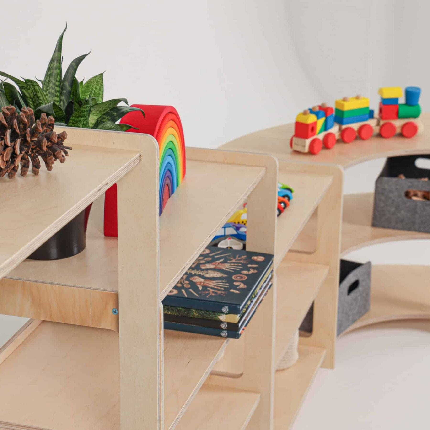 Montessori-Eckregal mit drei Etagen - LeoBabys