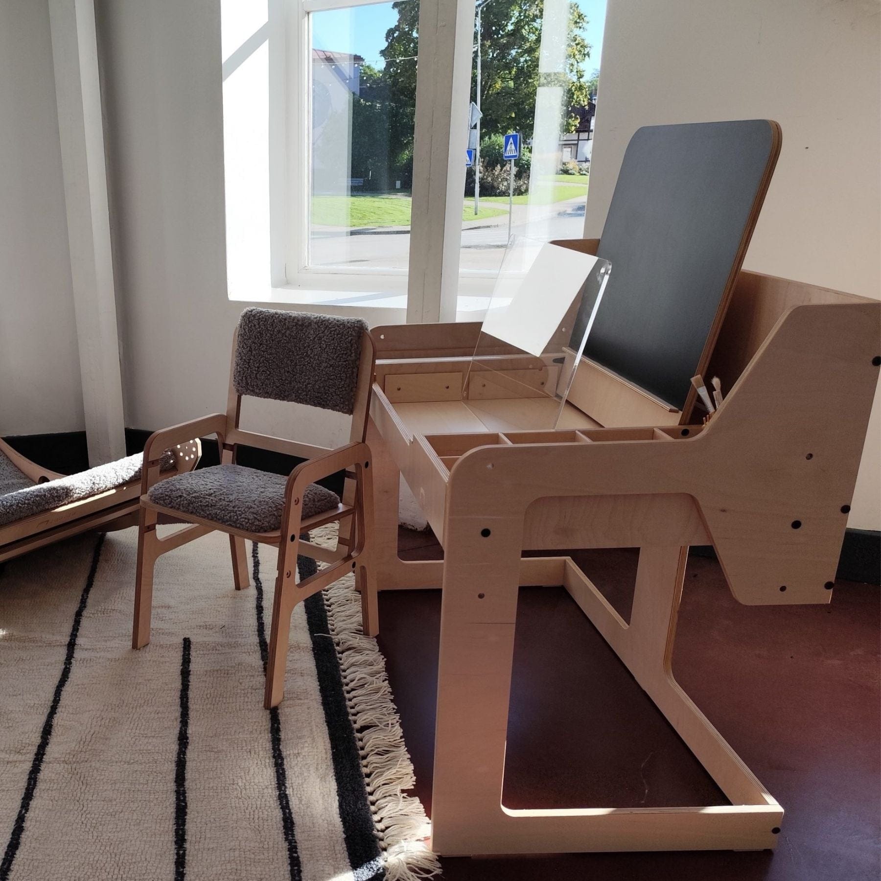 Verstellbarer Montessori Kindertisch und Stuhl Set luula - LeoBabys