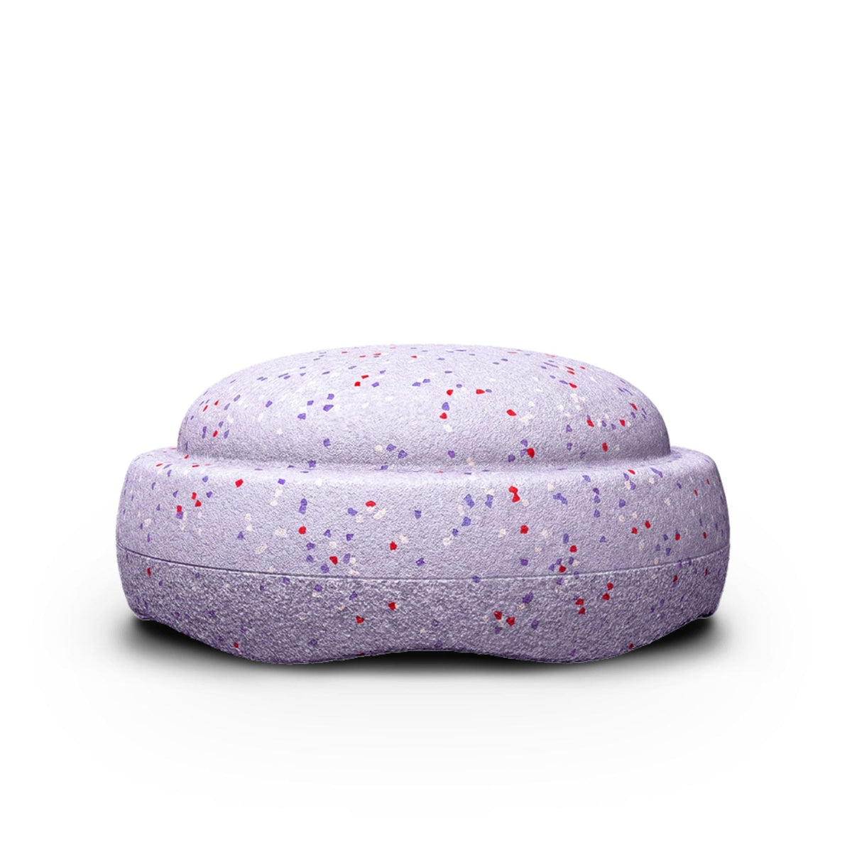 Freigestellter großer Balancestein in Hellviolett mit feinen Sprenkeln, in der Seitenansicht