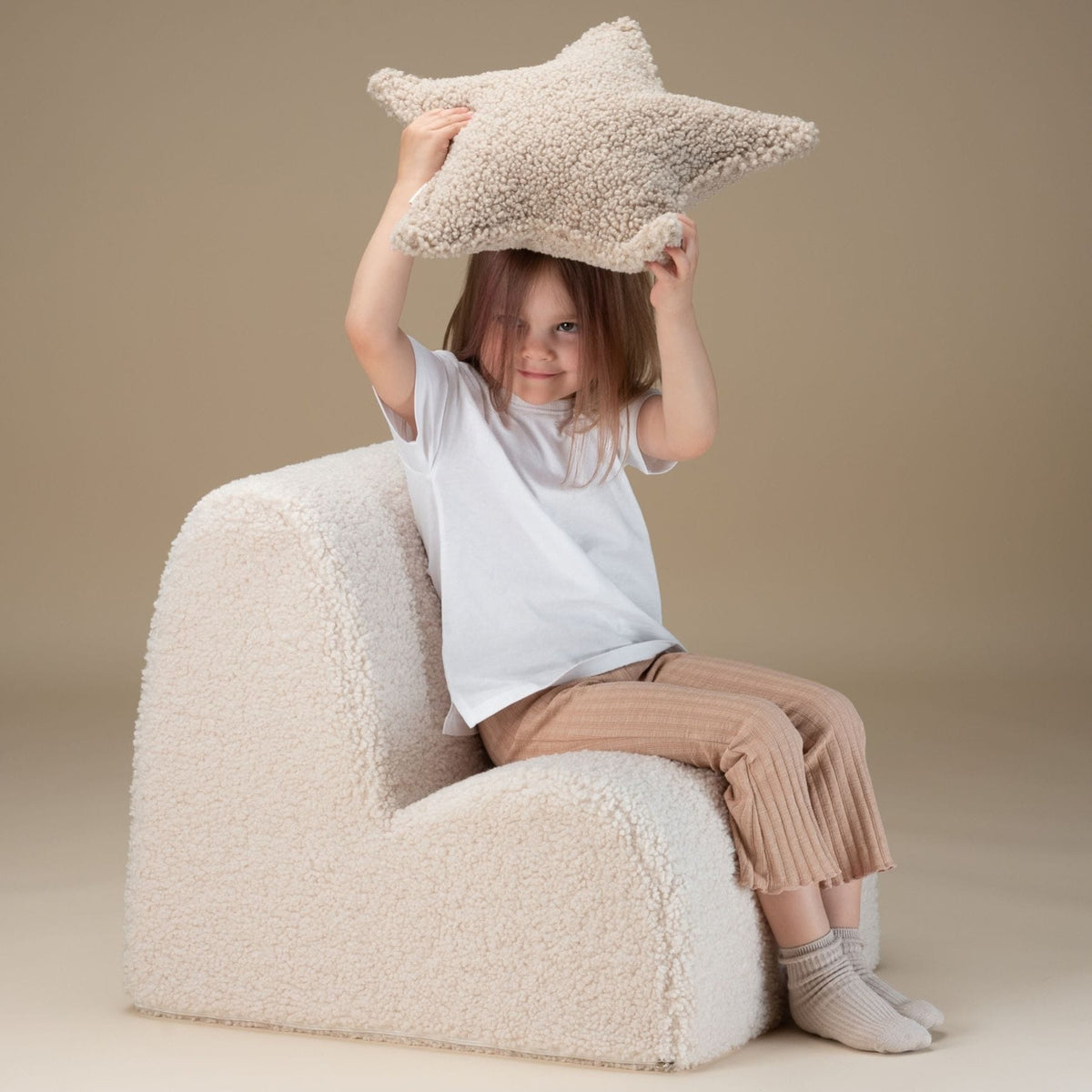 Polstermöbel wigiwama Cloud Chair aus Teddystoff, Kindersessel aus Schaumstoff