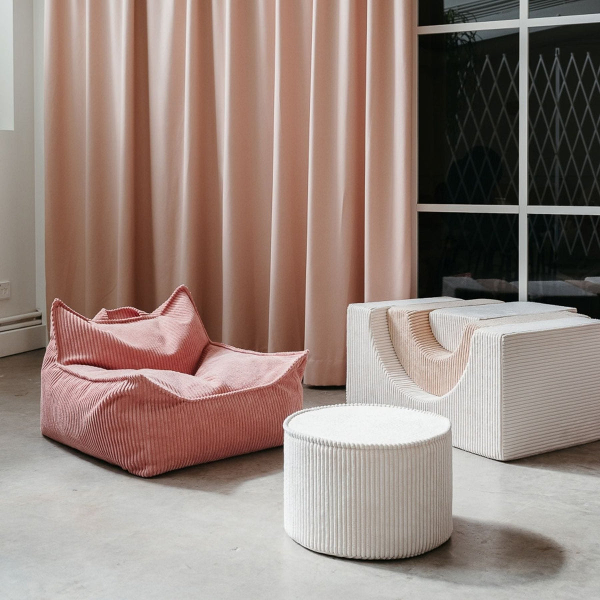 wigiwama Pouffe aus Cord, runder Sitzhocker für Kinder - LeoBabys